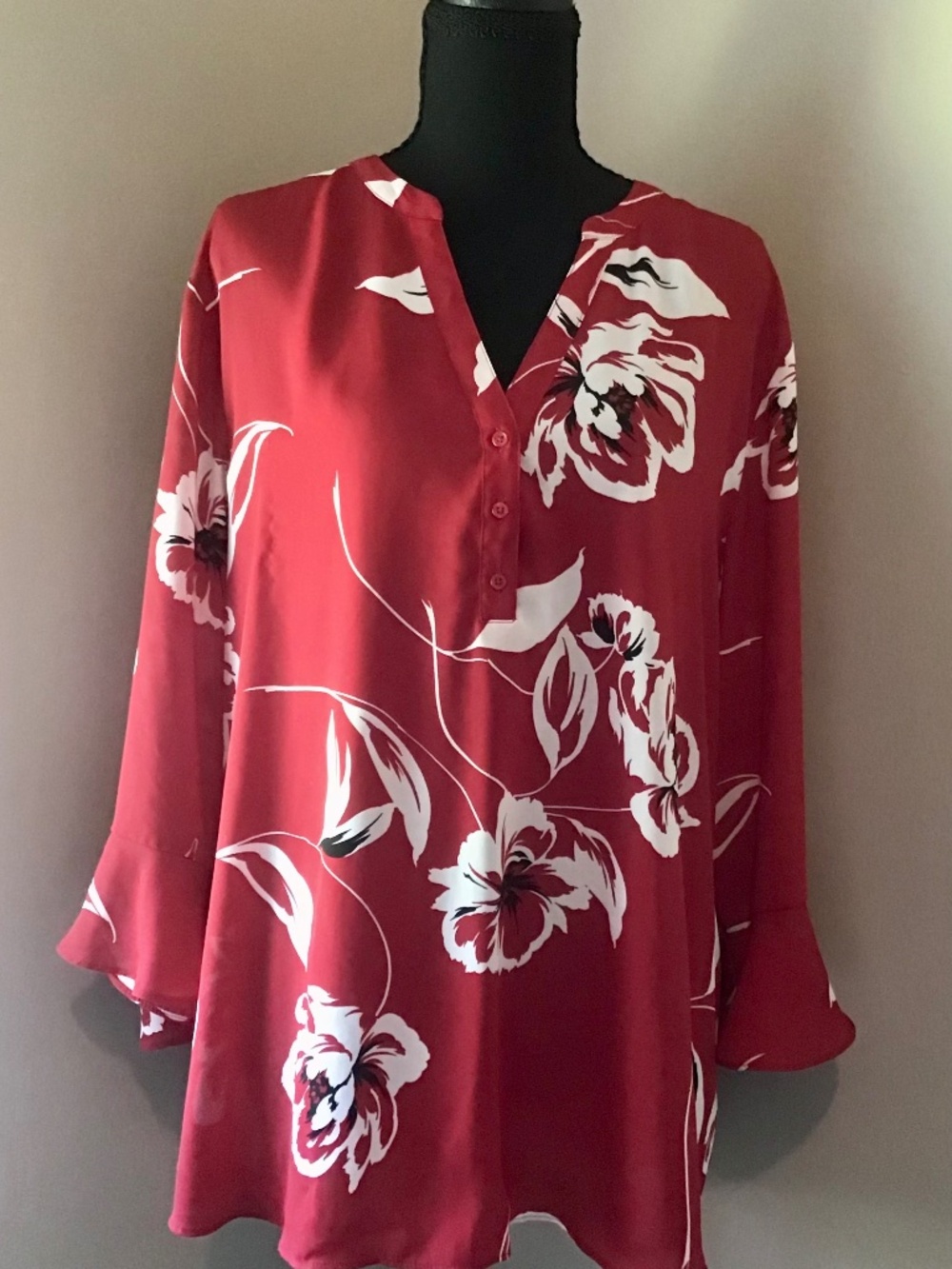 Maurice’s, size X-Large, Red with white flowers